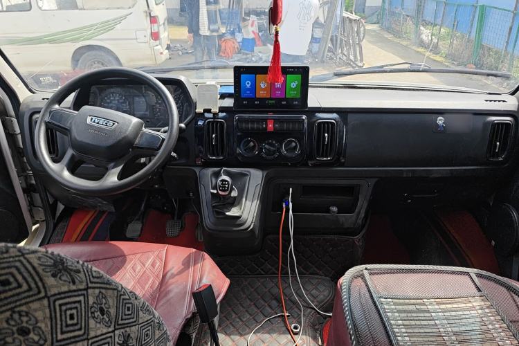 Used Iveco Daily 2023 2.5T A37M1 Long Wheelbase Mid-Roof Dual-Tire Side-Sliding Doors 5-9 Seats Center Console