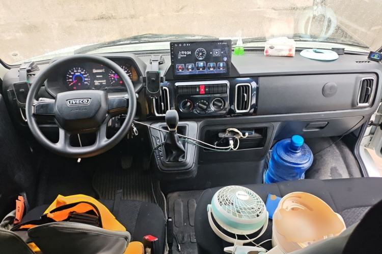 Used Iveco Daily 2023 2.5T A37M1 Multi-Purpose Passenger Vehicle Long Wheelbase Mid-Roof Design Dual Side Sliding Doors Automatic Transmission Center Console