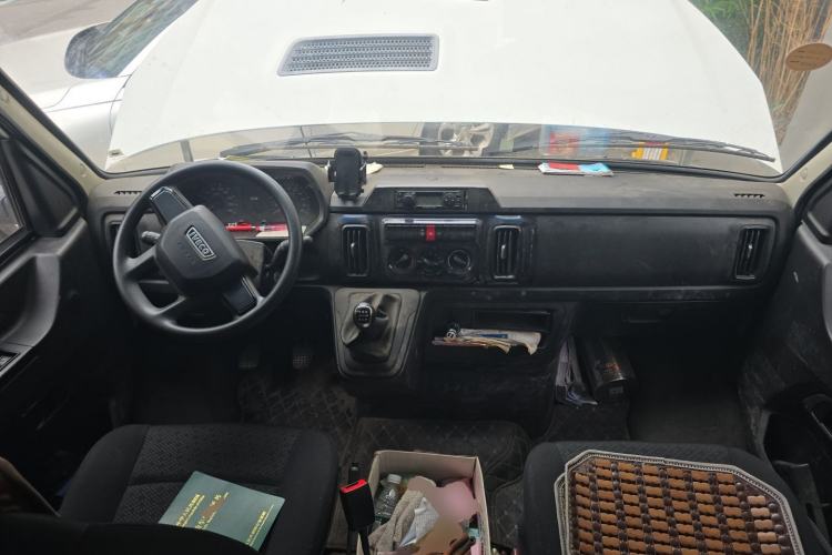 Used Iveco Daily 2023 2.5T A37M1 Long Wheelbase Mid-Roof Dual-Tire Side-Sliding Doors 5-9 Seats Center Console