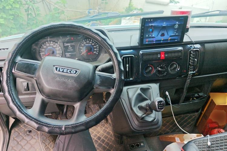 Used Iveco Daily 2023 2.5T A37M1 Long Wheelbase Mid-Height Dual-Tire Manual Door 5-9 Seater Center Console