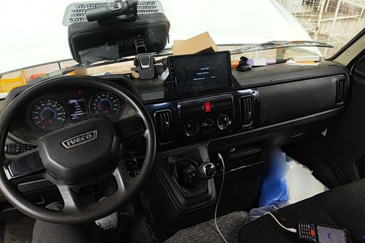 Used Iveco Daily 2023 2.8T V40 Van Long Wheelbase Mid-Roof Dual Tires Manual Doors 2-3 Seater Center Console