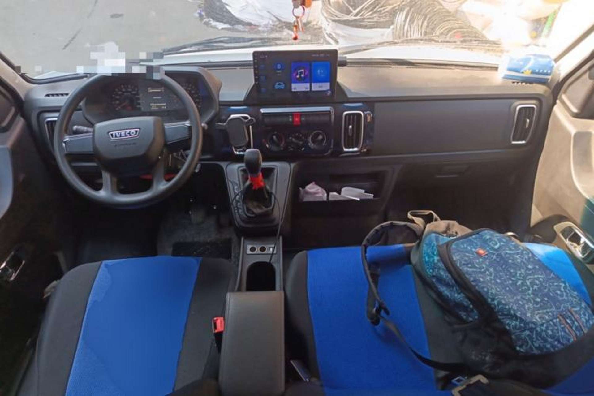 Used Iveco Daily 2023 2.5T A35M1 Multi-Purpose Passenger Vehicle Short Wheelbase Mid-Roof Design Dual Side Sliding Doors Automatic Transmission Center Console