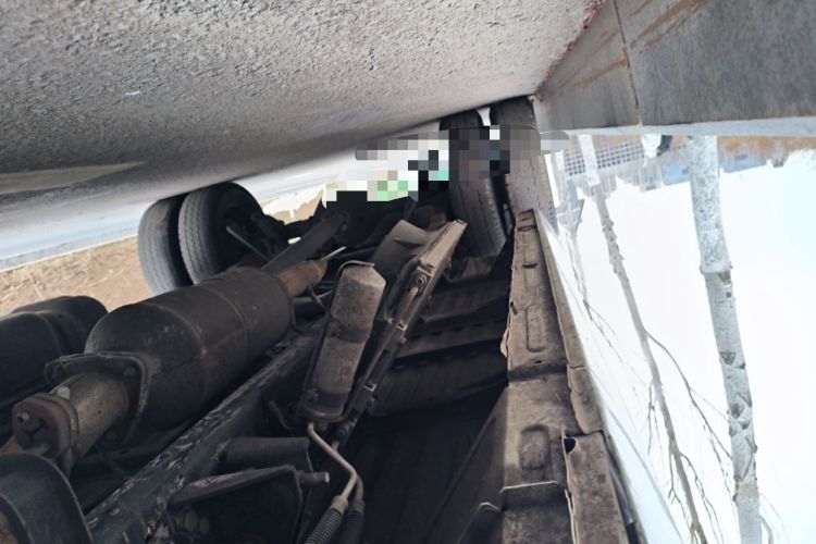 Used Iveco Daily 2023 2.5T V40 Van Long Wheelbase Mid-Roof Dual Tires Manual Doors 2-3 Seater Chassis Front Right