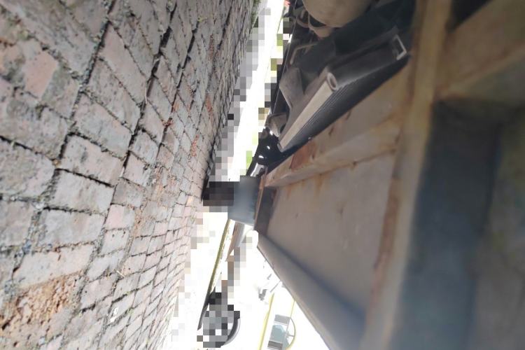 Used Iveco Daily 2023 2.5T V35 Van Short Wheelbase Mid-Roof Design Dual Tires Side-Swing Doors 2-3 Seater Chassis Rear Right
