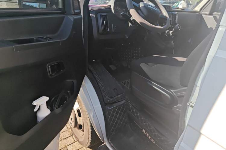 Used Iveco Daily 2023 2.5T A37M1 Long Wheelbase Mid-Roof Dual-Tire Side-Sliding Doors 5-9 Seats Driver Seat