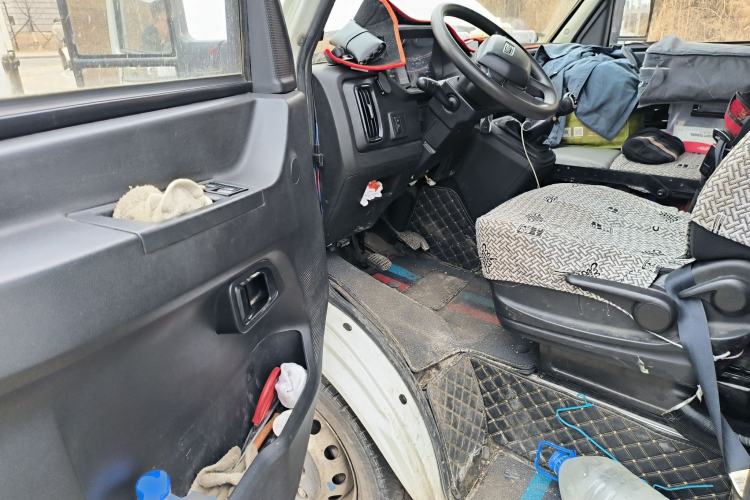 Used Iveco Daily 2023 2.5T V40 Van Long Wheelbase Mid-Roof Dual Tires Manual Doors 2-3 Seater Driver Seat