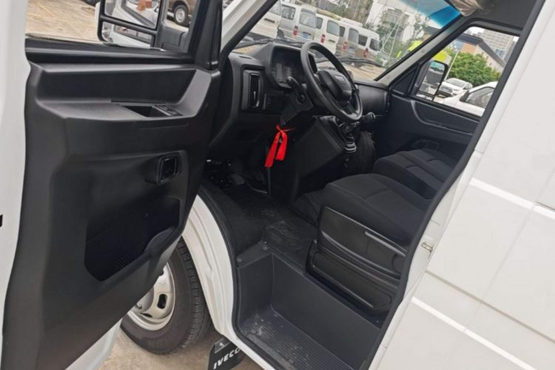 Used Iveco Daily 2023 2.5T A35M1 Short Wheelbase Mid-Roof Dual Tire Side-Sliding Doors 5–9 Seats Driver Seat