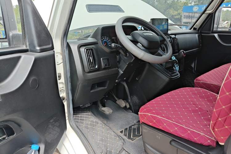 Used Iveco Daily 2023 2.5T V37 Van Long Wheelbase Mid-Roof Dual Tires Manual Doors 2-3 Seater Driver Seat