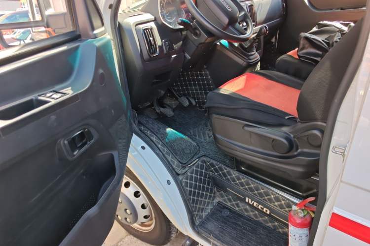 Used Iveco Daily 2023 2.5T V35 Van Short Wheelbase Mid-Roof Design Dual Tires Side-Swing Doors 2-3 Seater Driver Seat