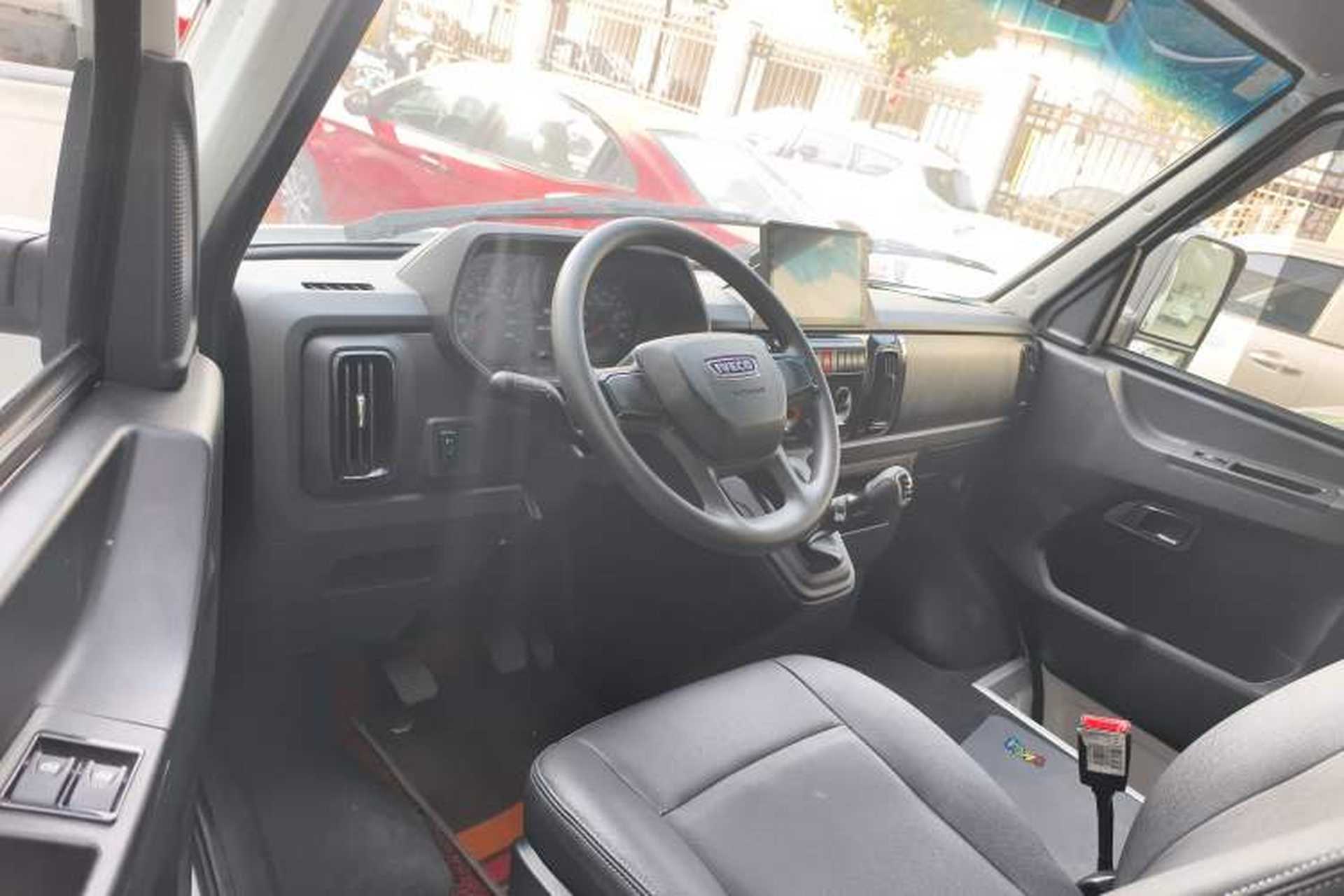 Used Iveco Daily 2023 2.5T A35M1 Short Wheelbase Low-Roof Single-Tire Side-Sliding Door 5-9 Seater Driver Seat