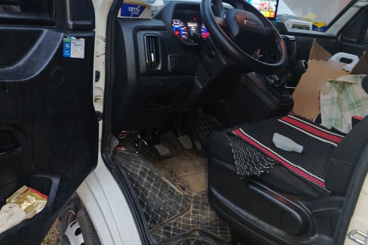 Used Iveco Daily 2023 2.5T V40 Van Long Wheelbase Mid-Roof Design Dual Tires Side-Swing Doors 2-3 Seater Driver Seat