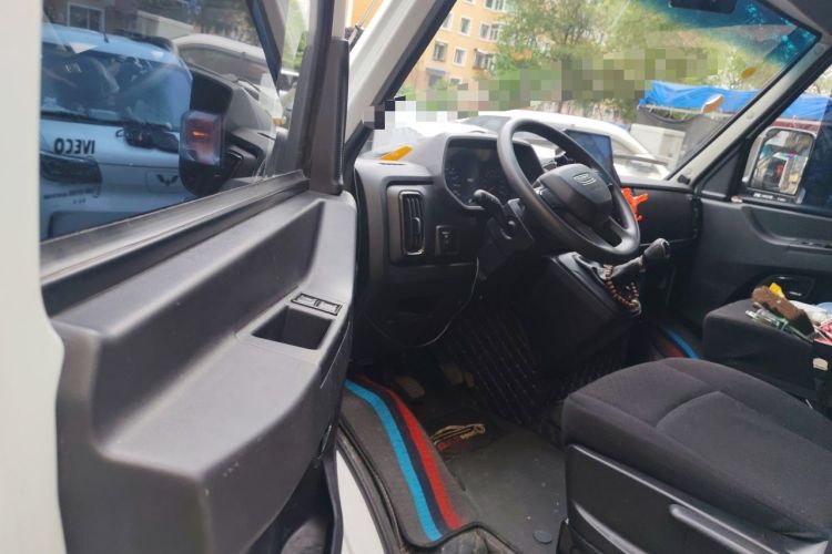 Used Iveco Daily 2023 2.5T A37M1 Long Wheelbase Mid-Roof Dual-Tire Side-Sliding Doors 5-9 Seats Driver Seat
