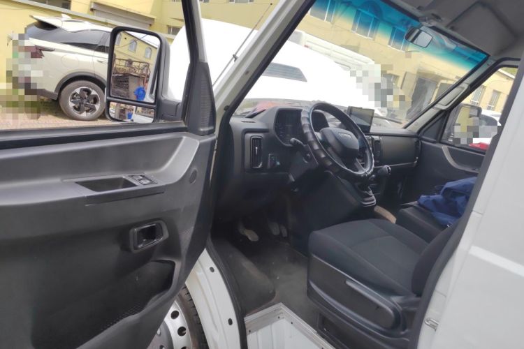 Used Iveco Daily 2023 2.5T V35 Van Short Wheelbase Mid-Roof Design Dual Tires Side-Swing Doors 2-3 Seater Driver Seat