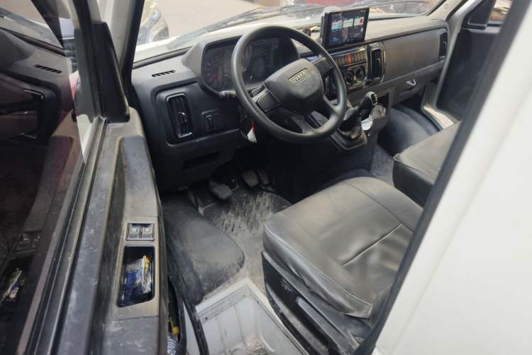 Used Iveco Daily 2023 2.8T V35 Van Short Wheelbase Low Roof Dual Tires Side-Swing Doors 2-3 Seater Driver Seat