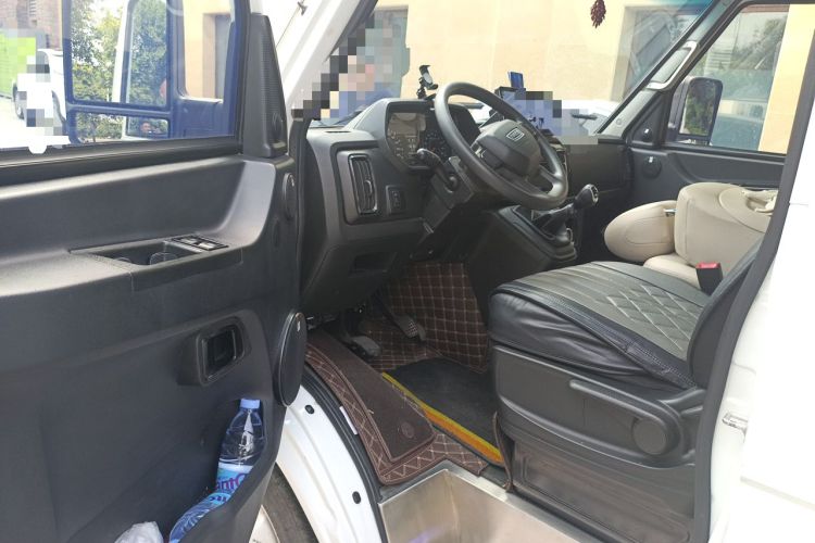 Used Iveco Daily 2023 2.5T A35M1 Short Wheelbase Mid-Height Dual-Tire Manual Door 5-9 Seater Driver Seat