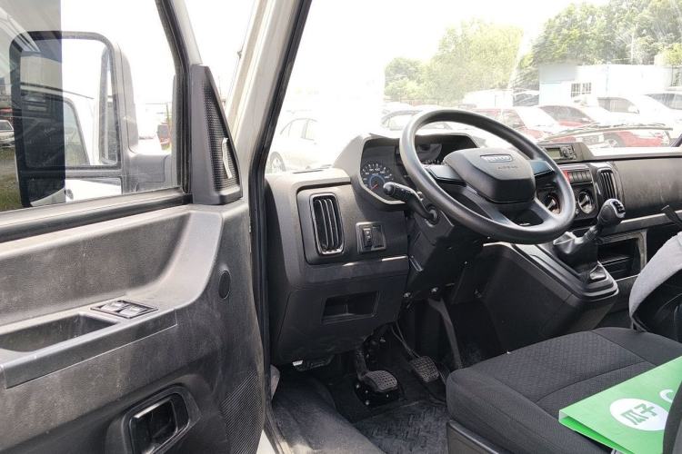 Used Iveco Daily 2023 2.5T A35M1 Short Wheelbase Low-Roof Single-Tire Side-Sliding Door 5-9 Seats Driver Seat