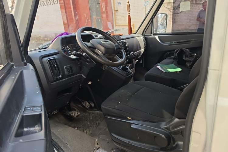 Used Iveco Daily 2023 2.5T A35M1 Short Wheelbase Mid-Height Dual-Tire Manual Door 5-9 Seater Driver Seat