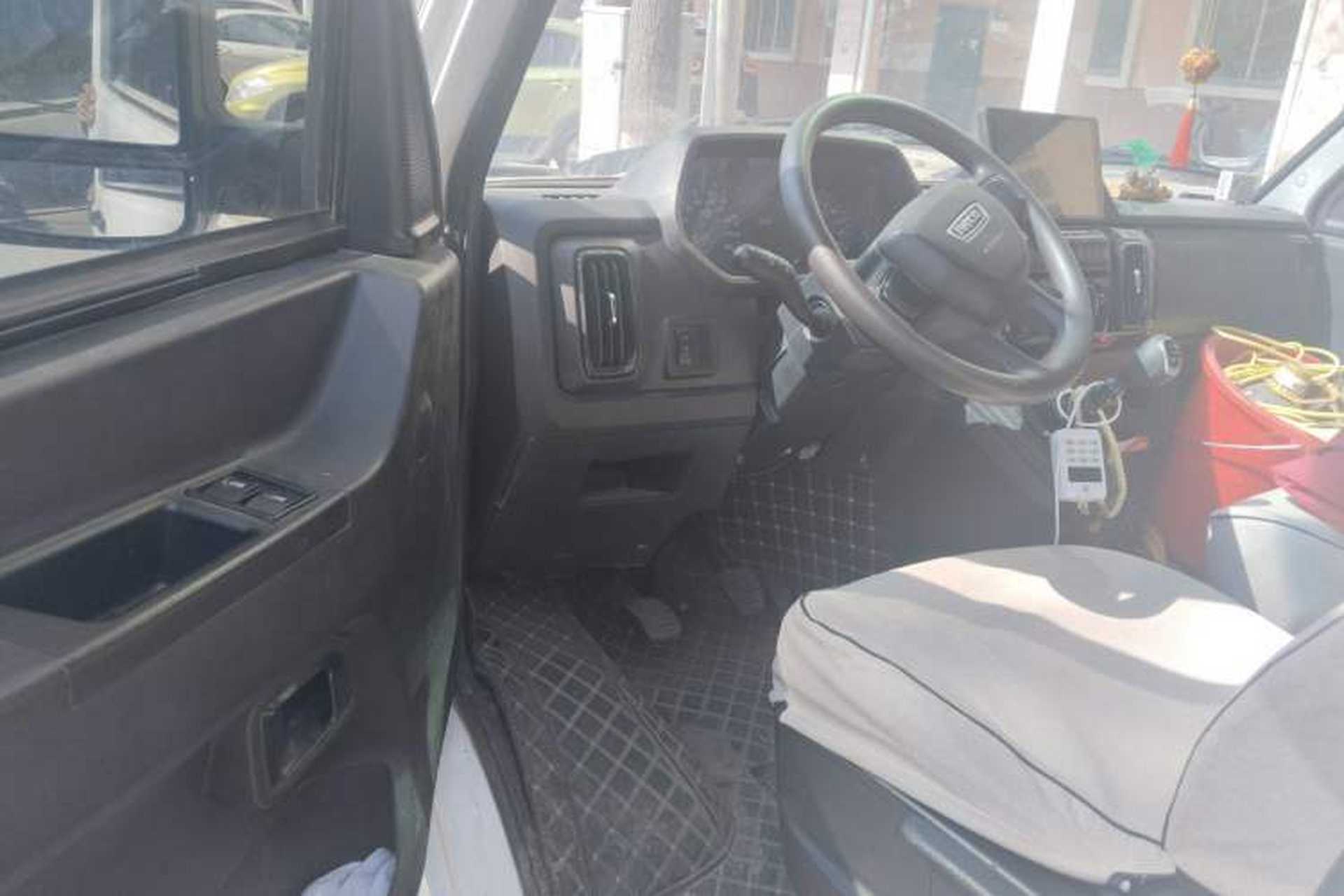 Used Iveco Daily 2023 2.5T A35M1 Short Wheelbase Low-Roof Single-Tire Side-Sliding Door 5-9 Seater Driver Seat