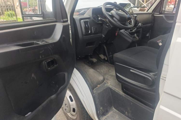 Used Iveco Daily 2023 2.5T A35M1 Short Wheelbase Mid-Roof Dual Tire Side-Sliding Doors 5–9 Seats Driver Seat