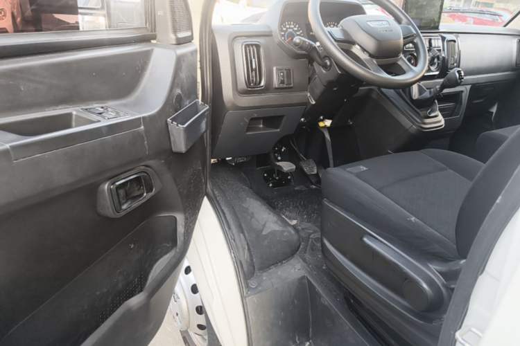 Used Iveco Daily 2023 2.5T V40 Van Long Wheelbase Mid-Roof Design Dual Tires Side-Swing Doors 2-3 Seater Driver Seat