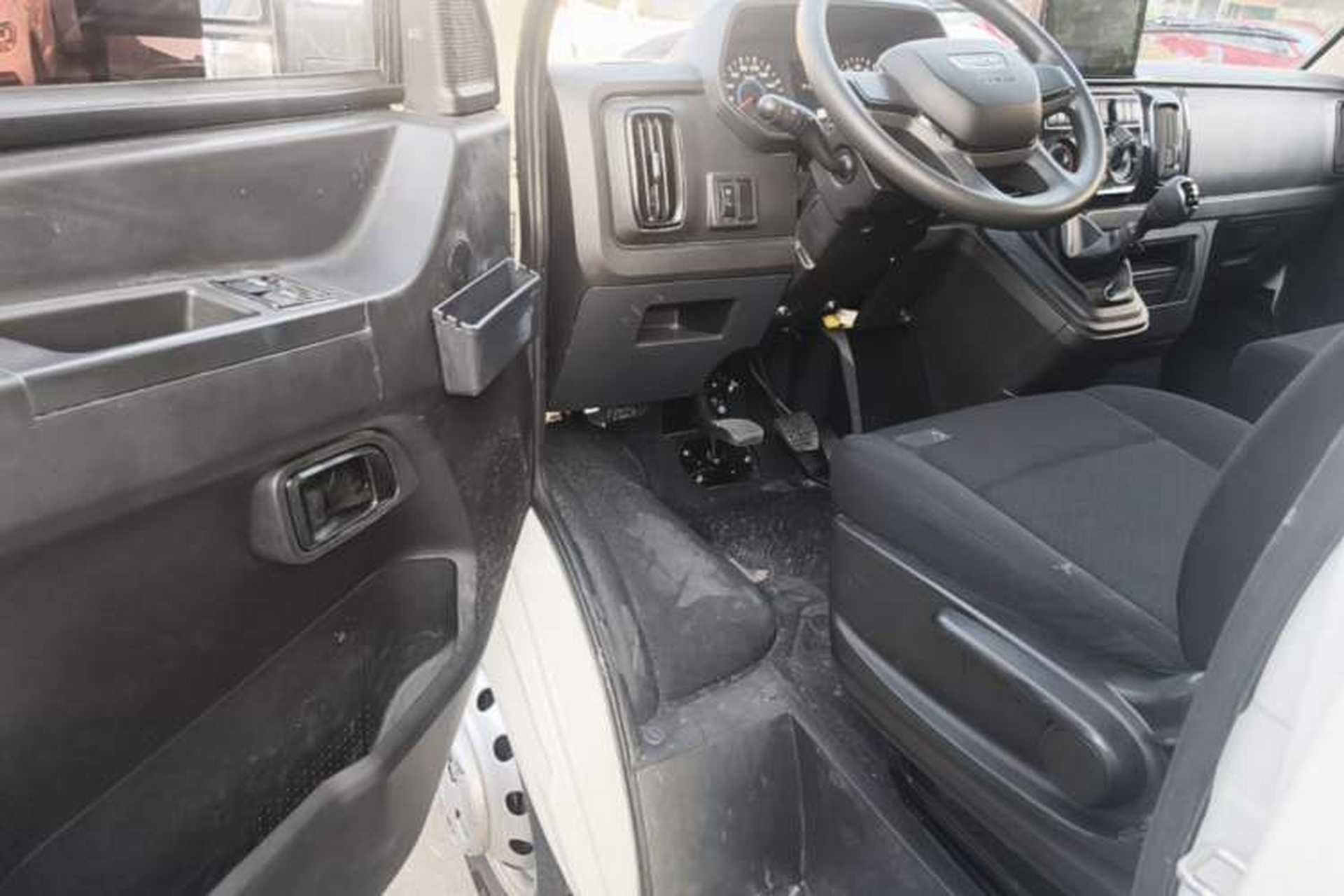 Used Iveco Daily 2023 2.5T V40 Van Long Wheelbase Mid-Roof Design Dual Tires Side-Swing Doors 2-3 Seater Driver Seat