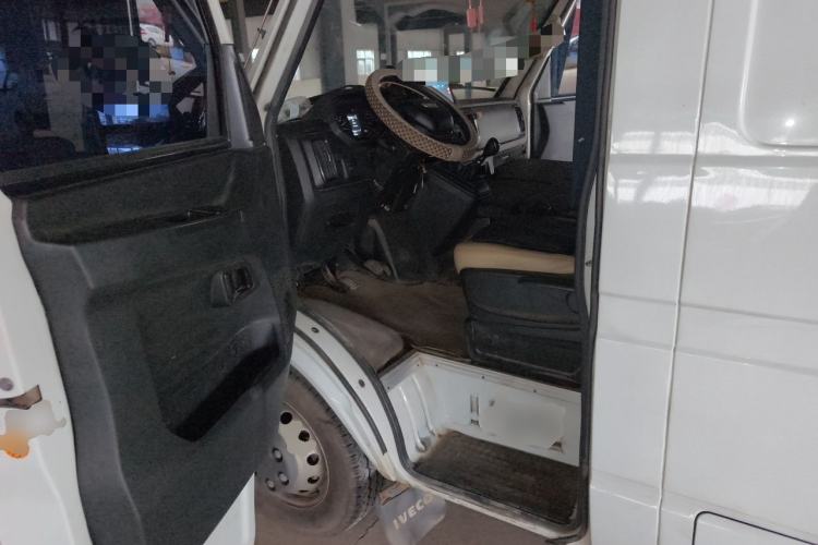 Used Iveco Daily 2023 2.5T V40 Van Long Wheelbase Mid-Roof Dual Tires Manual Doors 2-3 Seater Driver Seat