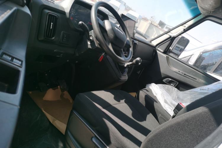 Used Iveco Daily 2023 2.8T V37 Van Long Wheelbase Mid-Roof Dual Tires Manual Doors 2-3 Seater Driver Seat