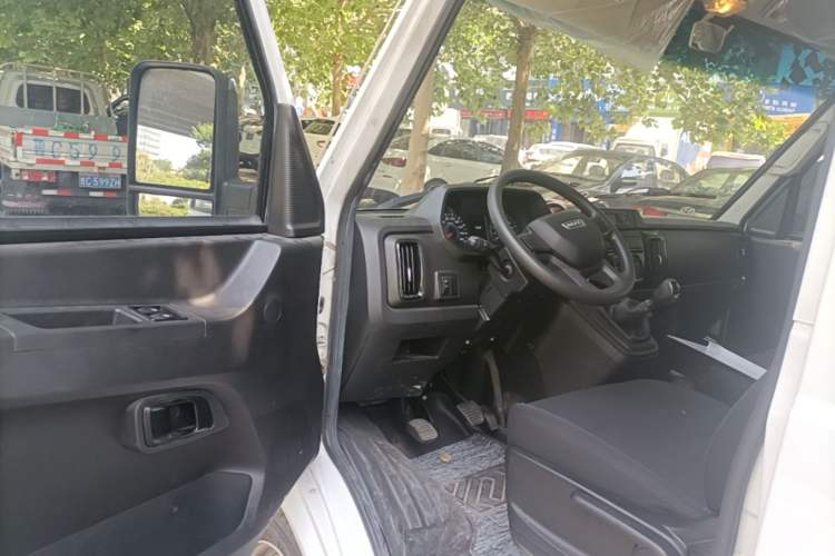 Used Iveco Daily 2023 2.8T V35 Van Short Wheelbase Mid-Roof Design Dual Tires Side-Swing Doors 2-3 Seater Driver Seat