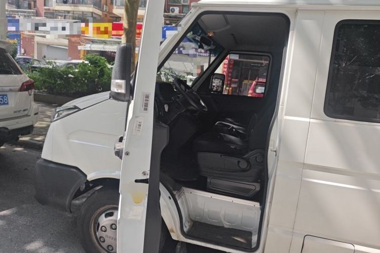 Used Iveco Daily 2023 2.5T A35M1 Short Wheelbase Low-Roof Double-Door Side-Swing Van with 5–9 Seats Driver Seat