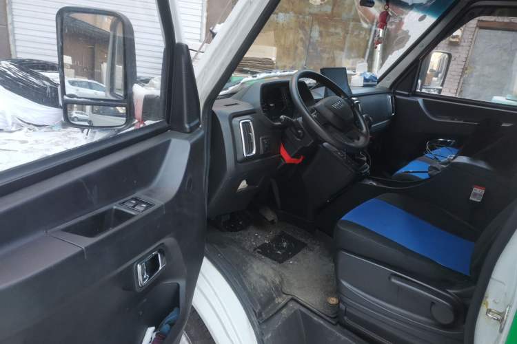 Used Iveco Daily 2023 2.5T A35M1 Multi-Purpose Passenger Vehicle Short Wheelbase Mid-Roof Design Dual Side Sliding Doors Automatic Transmission Driver Seat