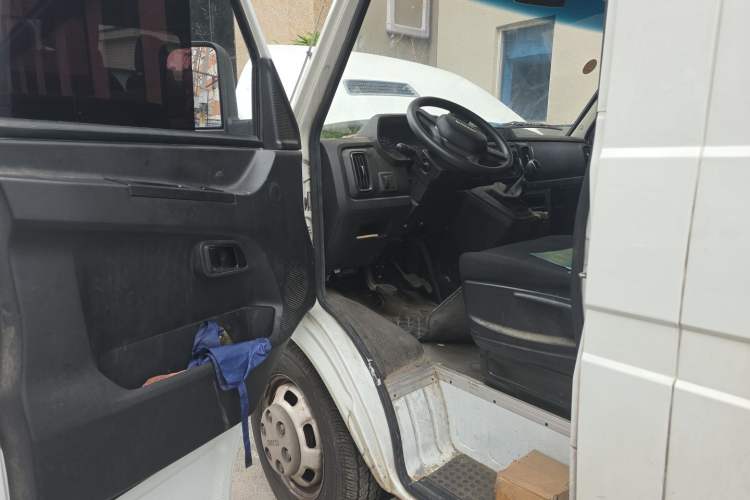 Used Iveco Daily 2023 2.5T A37M1 Long Wheelbase Mid-Roof Dual-Tire Side-Sliding Doors 5-9 Seats Driver Seat