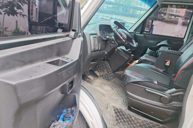 Used Iveco Daily 2023 2.5T A37M1 Long Wheelbase Mid-Height Dual-Tire Manual Door 5-9 Seater Driver Seat