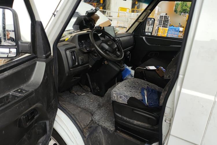 Used Iveco Daily 2023 2.8T V40 Van Long Wheelbase Mid-Roof Dual Tires Manual Doors 2-3 Seater Driver Seat