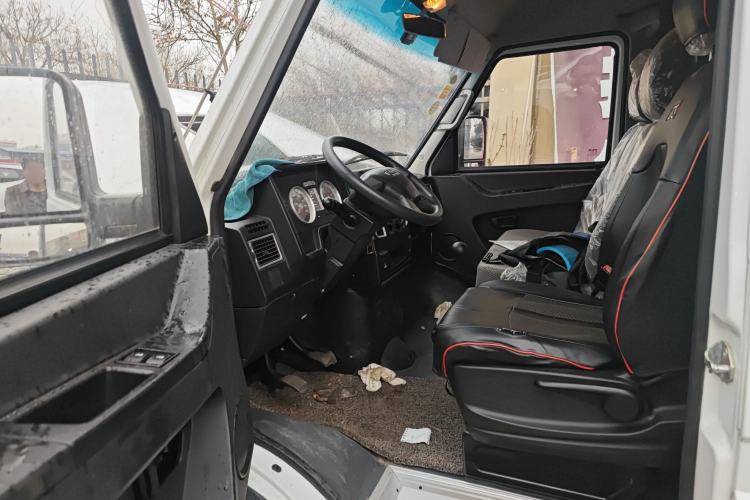 Used Iveco Daily 2023 2.5T V40 Van Long Wheelbase Mid-Roof Design Dual Tires Side-Swing Doors 2-3 Seater Driver Seat