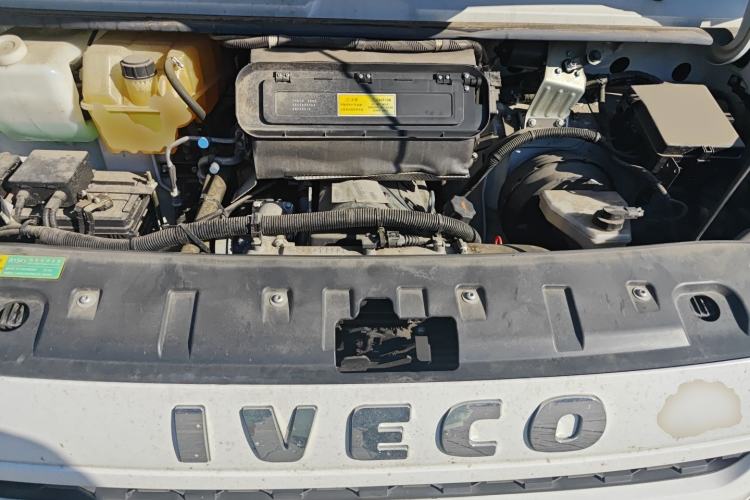Used Iveco Daily 2023 2.5T A37M1 Long Wheelbase Mid-Roof Dual-Tire Side-Sliding Doors 5-9 Seats Engine Bay