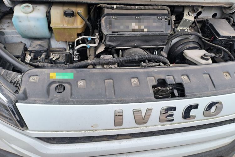 Used Iveco Daily 2023 2.5T V40 Van Long Wheelbase Mid-Roof Dual Tires Manual Doors 2-3 Seater Engine Bay