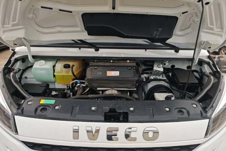 Used Iveco Daily 2023 2.5T A35M1 Short Wheelbase Mid-Roof Dual Tire Side-Sliding Doors 5–9 Seats Engine Bay