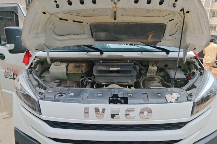 Used Iveco Daily 2023 2.5T A35M1 Short Wheelbase Mid-Height Single-Tire Manual Door – 5 to 9 Seats Engine Bay