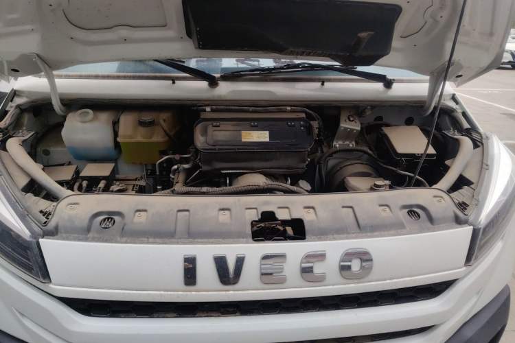 Used Iveco Daily 2023 2.5T A35M1 Short Wheelbase Mid-Height Single-Tire Manual Door – 5 to 9 Seats Engine Bay