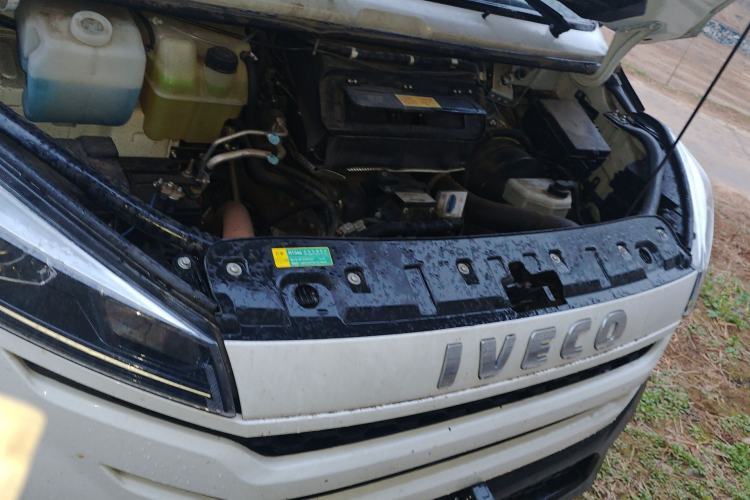 Used Iveco Daily 2023 2.5T V40 Van Long Wheelbase Mid-Roof Design Dual Tires Side-Swing Doors 2-3 Seater Engine Bay