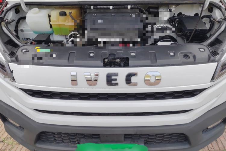 Used Iveco Daily 2023 2.5T V35 Van Short Wheelbase Mid-Roof Design Dual Tires Side-Swing Doors 2-3 Seater Engine Bay