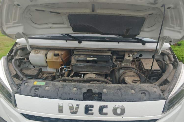 Used Iveco Daily 2023 2.5T A37M1 Multi-Purpose Passenger Vehicle Long Wheelbase Mid-Roof Design Single-Tire Side-Sliding Door Engine Bay