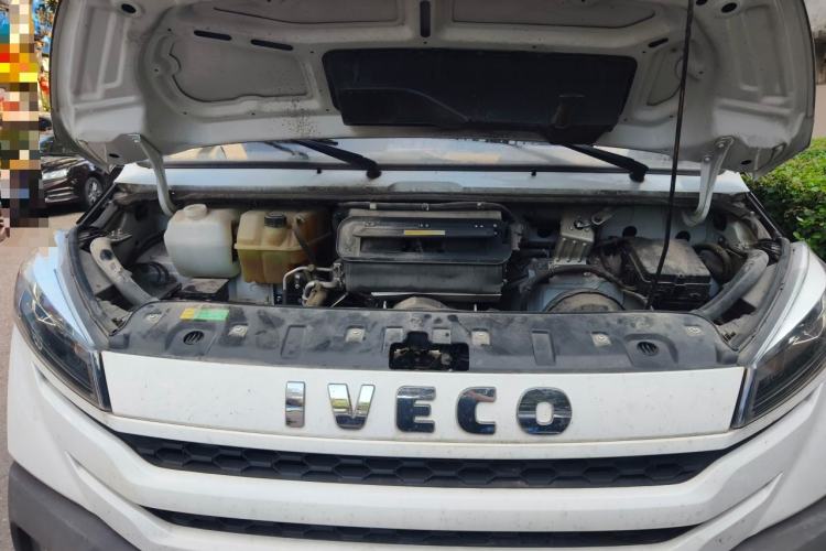 Used Iveco Daily 2023 2.8T V35 Van Short Wheelbase Low Roof Dual Tires Side-Swing Doors 2-3 Seater Engine Bay