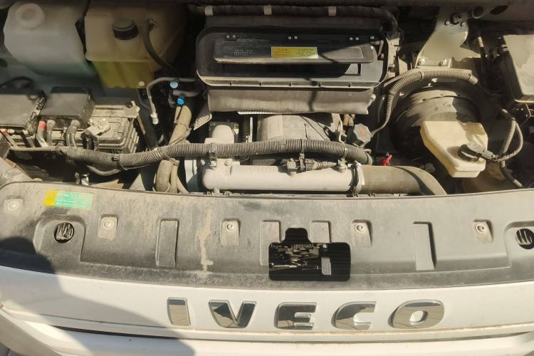 Used Iveco Daily 2023 2.5T A37M1 Long Wheelbase Mid-Roof Dual-Tire Side-Sliding Doors 5-9 Seats Engine Bay