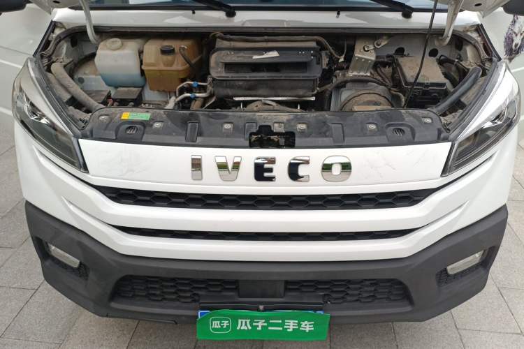 Used Iveco Daily 2023 2.5T A35M1 Short Wheelbase Mid-Height Dual-Tire Manual Door 5-9 Seater Engine Bay