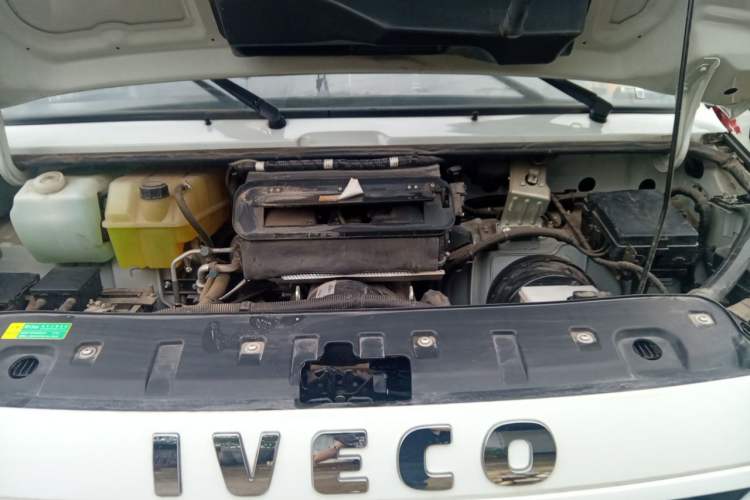 Used Iveco Daily 2023 2.5T A37M1 Long Wheelbase Mid-Roof Dual-Tire Side-Sliding Doors 5-9 Seats Engine Bay