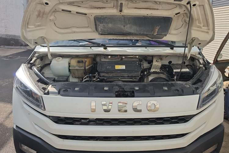 Used Iveco Daily 2023 2.5T A35M1 Short Wheelbase Mid-Height Dual-Tire Manual Door 5-9 Seater Engine Bay
