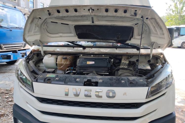 Used Iveco Daily 2023 2.5T V40 Van Long Wheelbase Mid-Roof Design Dual Tires Side-Swing Doors 2-3 Seater Engine Bay
