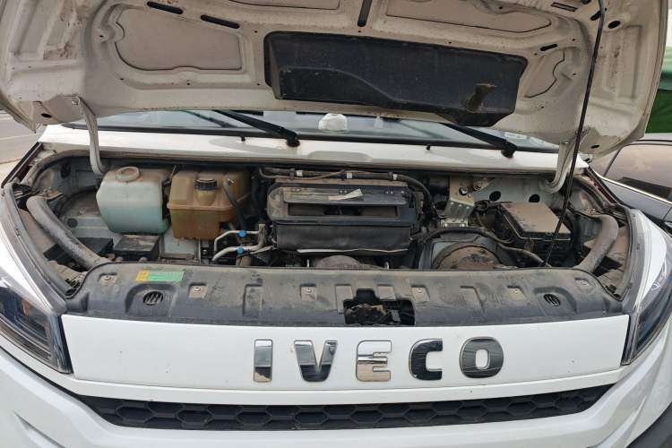 Used Iveco Daily 2023 2.5T A35M1 Short Wheelbase Low-Roof Single-Tire Side-Sliding Door 5-9 Seater Engine Bay