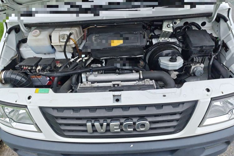 Used Iveco Daily 2023 2.5T V40 Van Long Wheelbase Mid-Roof Design Dual Tires Side-Swing Doors 2-3 Seater Engine Bay
